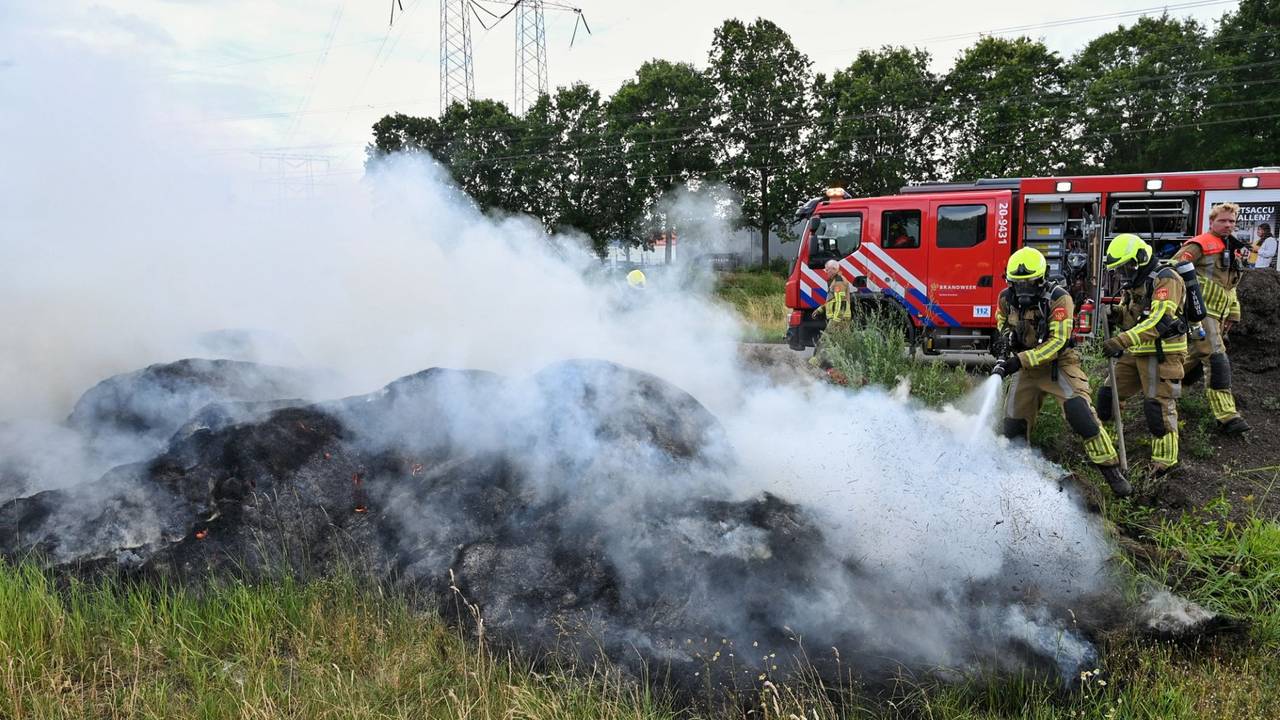 Grote hopen maaisel vliegen in brand in Berkel-Enschot