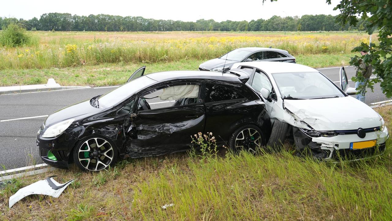 Man gewond bij botsing tussen twee auto's in Oosterhout