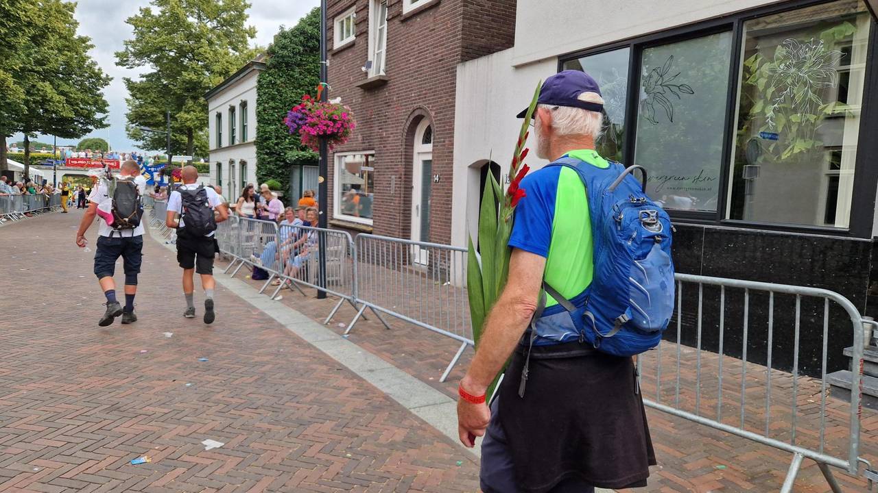 Laatste Vierdaagse-lopers verlaten Cuijk.