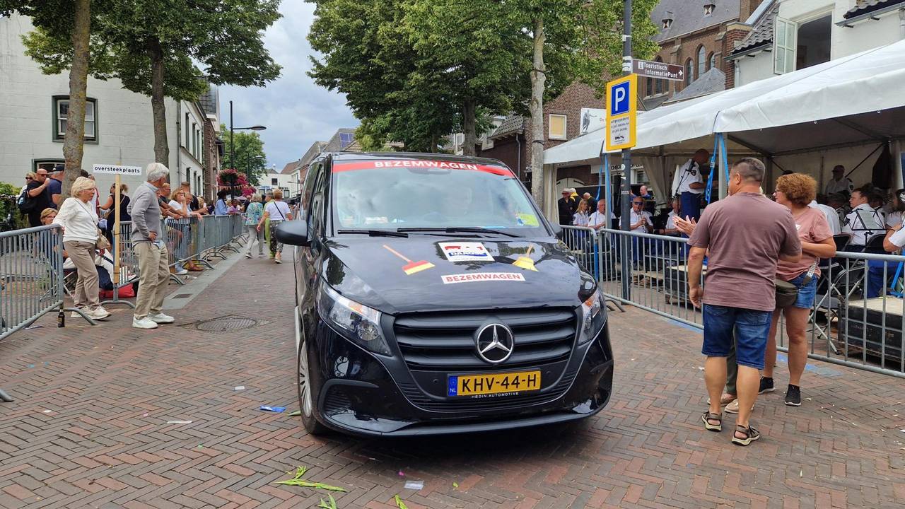 De bezemwagen rijdt achter de laatste lopers van de Vierdaagse aan.