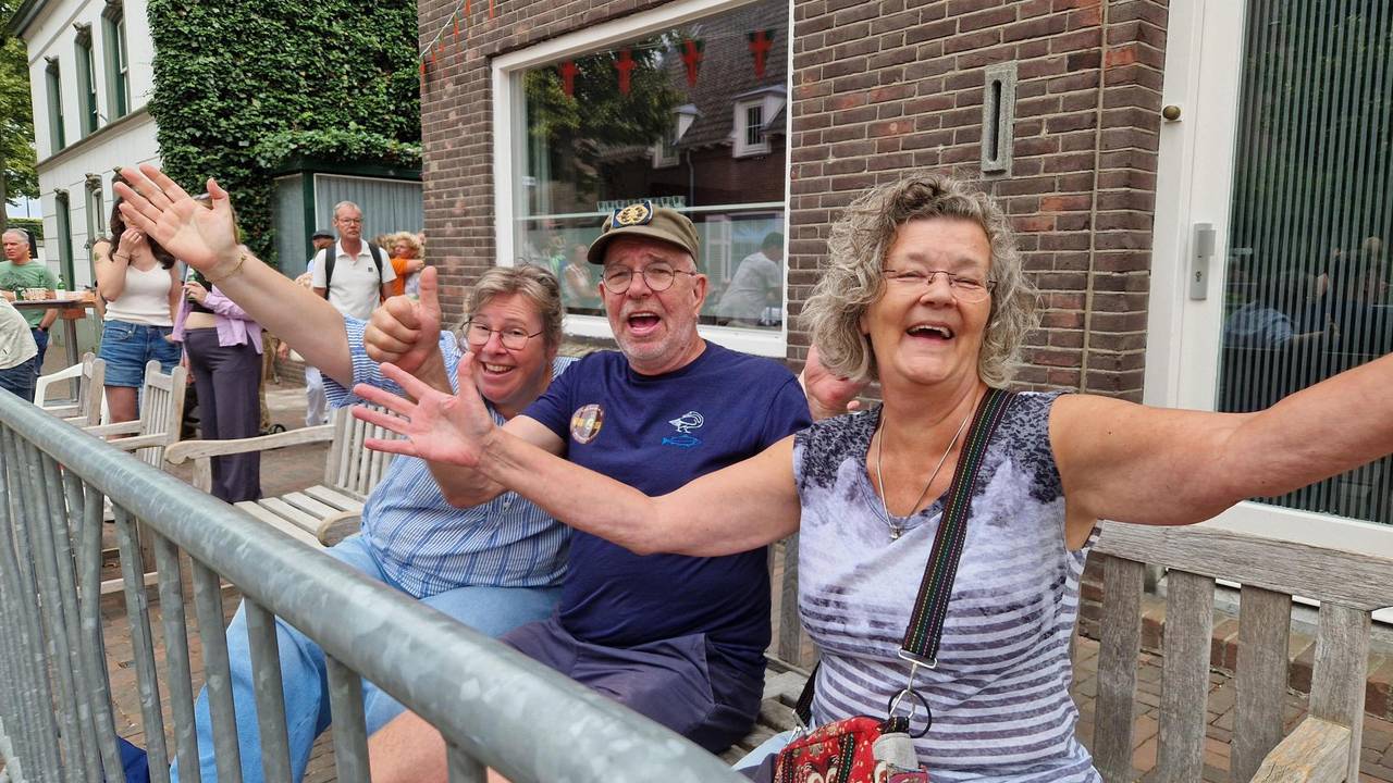 Deze supporters gaan door tot het bittere einde: ook de laatste lopers moedigen ze enthousiast aan.