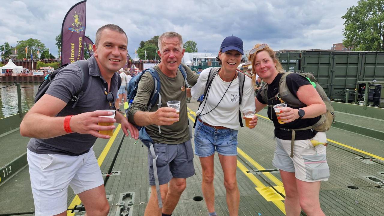 Deze mensen lopen net voor de bezemwagen, maar dat mag de pret niet drukken!