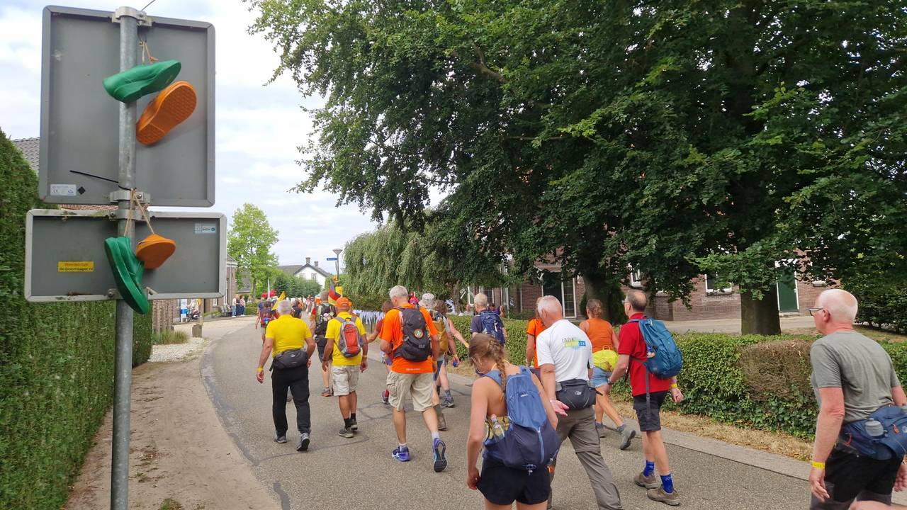 De route wordt versierd met groene en oranje schoentjes.
