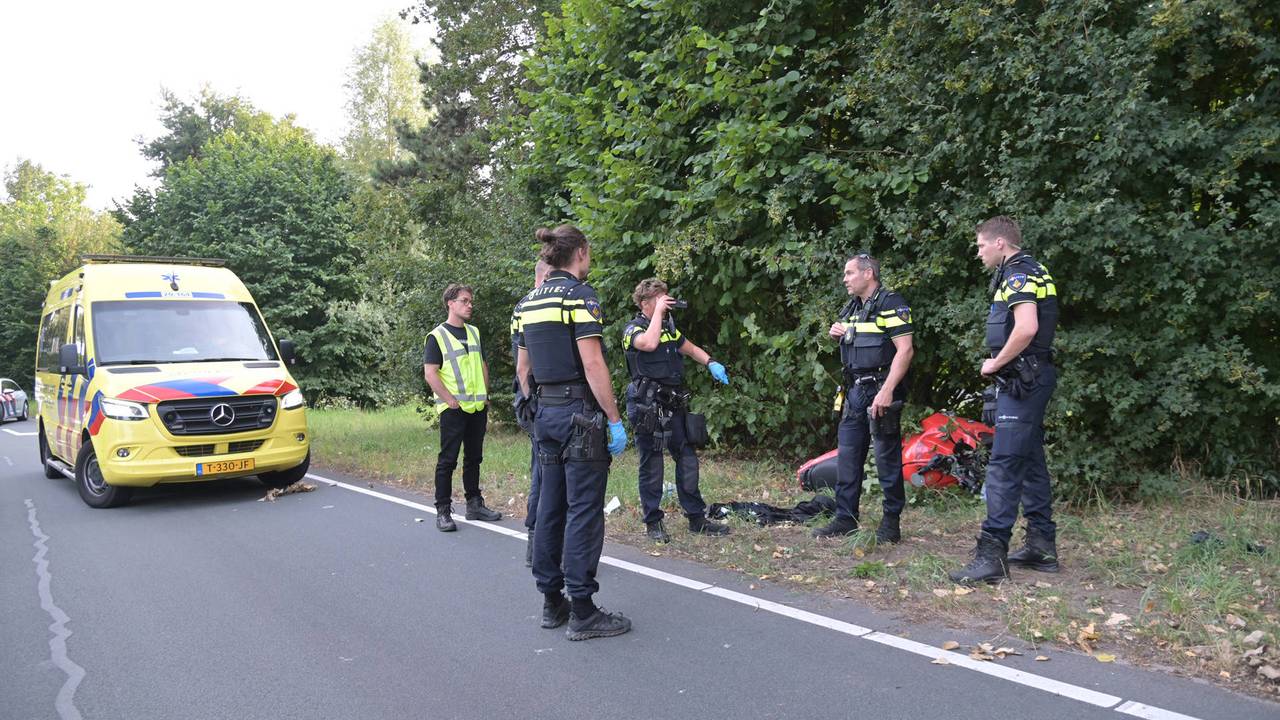 Motorrijder verliest macht over het stuur in Breda en raakt gewond