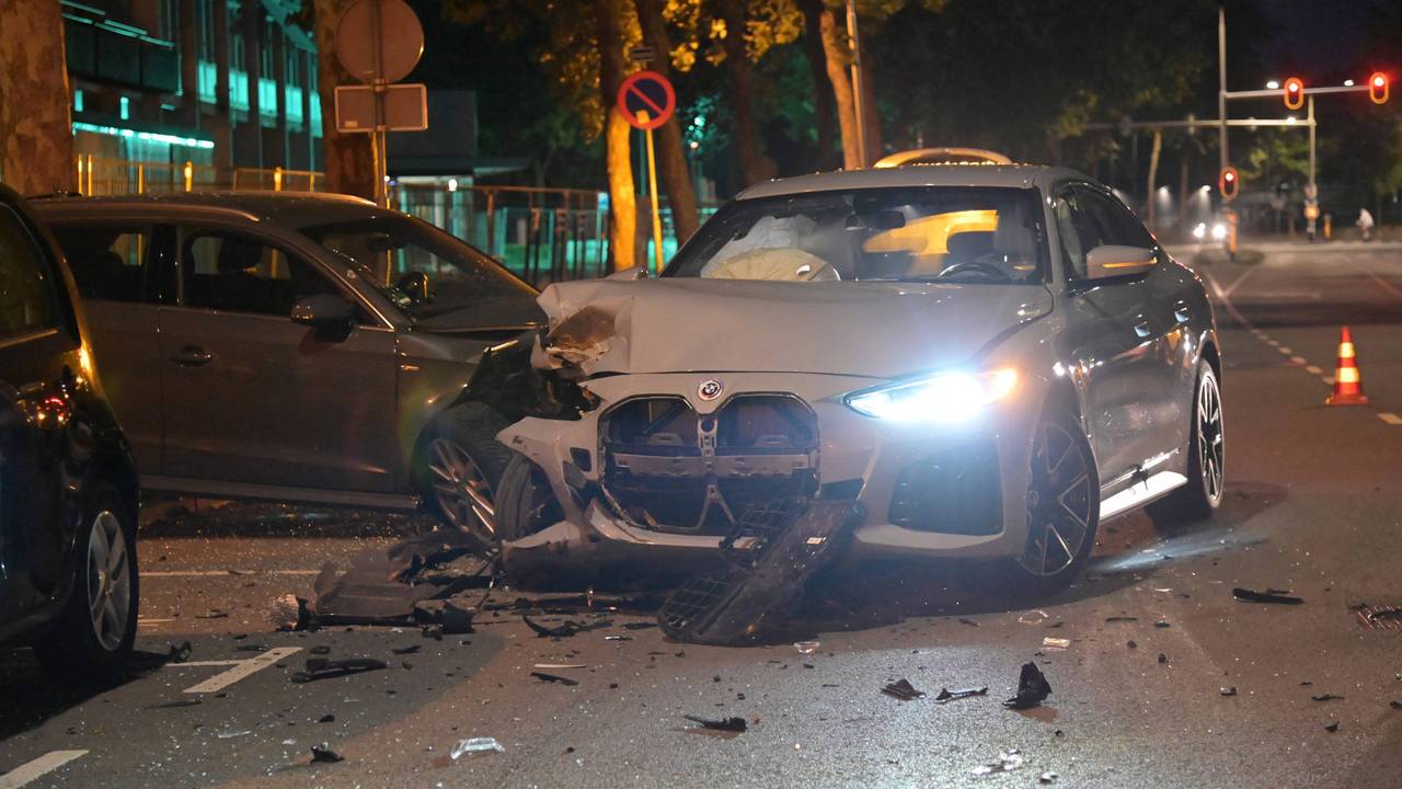 Drie auto's raakten zwaar beschadigd bij de botsing in Breda (foto: Perry Roovers/Persbureau Heitink).