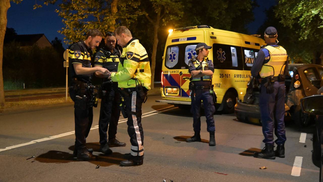 Vanwege de ravage op de Beverweg in Breda werden meerdere hulpdiensten opgeroepen (foto: Perry Roovers/Persbureau Heitink).