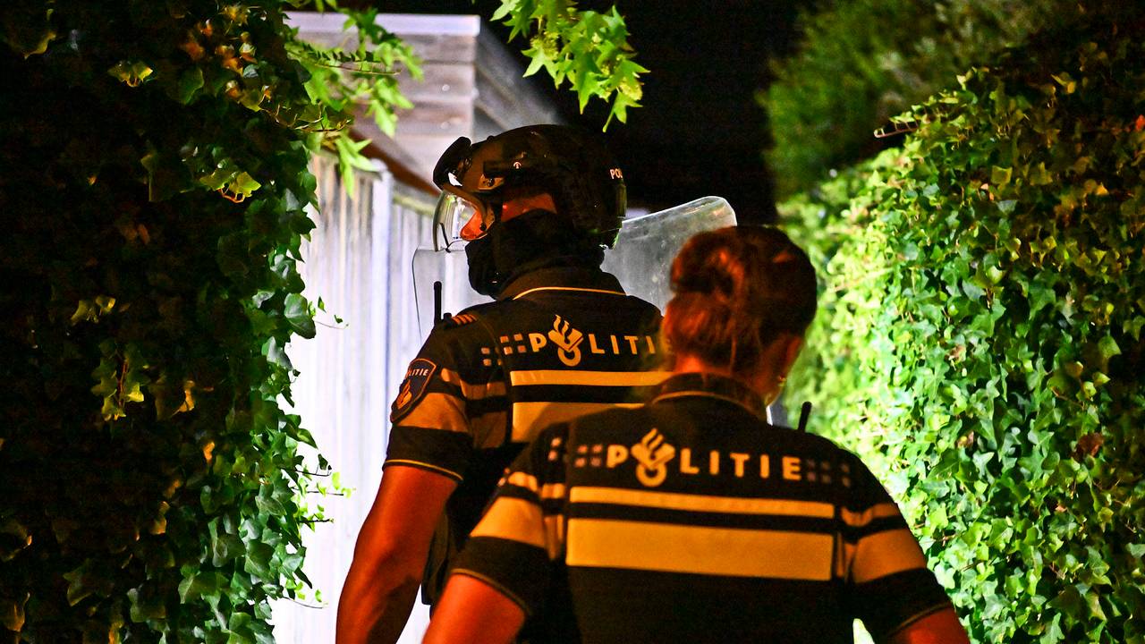 Bij de arrestatie van de man werd het huis via de achterkant binnengegaan (foto: Rico Vogels/Persbureau Heitink).