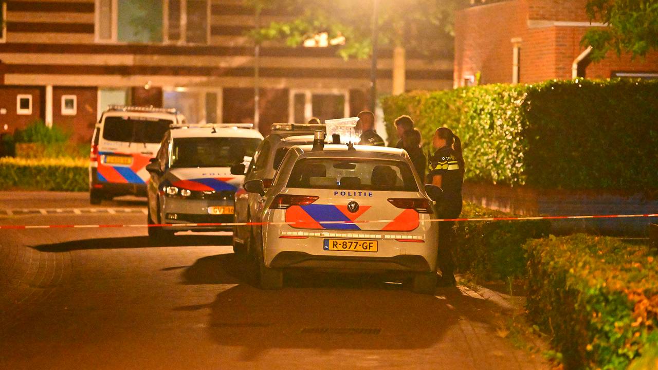 Vanwege de politieatie werd een deel van de omgeving van de Libel in Veldhoven afgezet (foto: Rico Vogels/Persbureau Heitink).