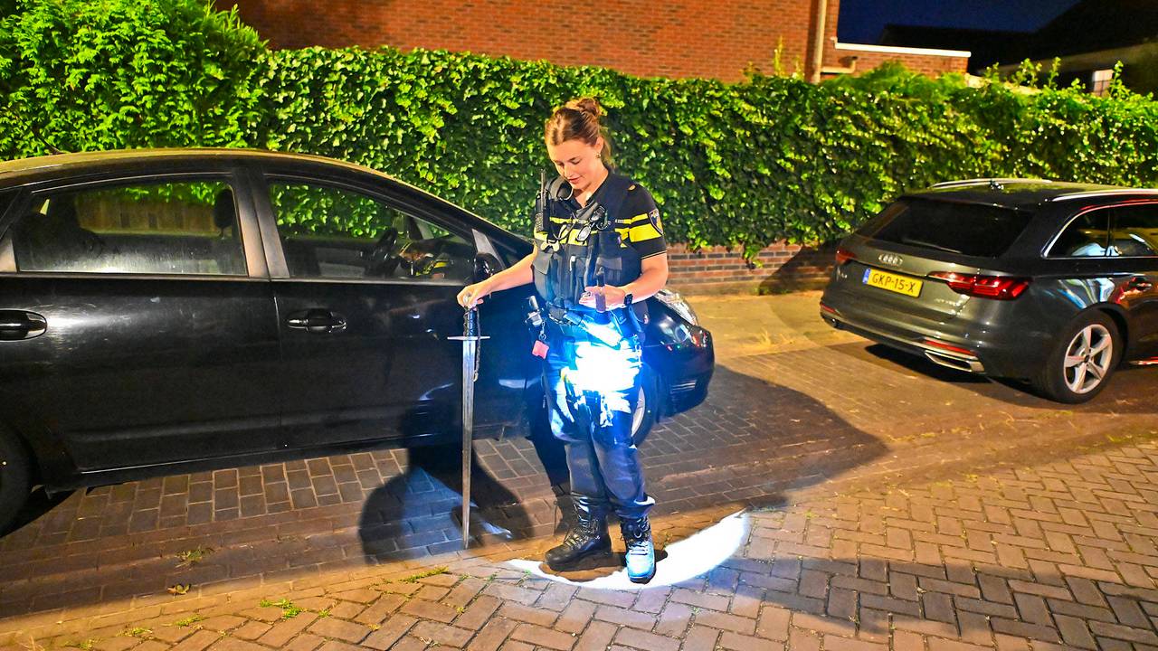 Het zwaard dat de man in Veldhoven bij zich had werd in beslag genomen (foto: Rico Vogels/Persbureau Heitink).