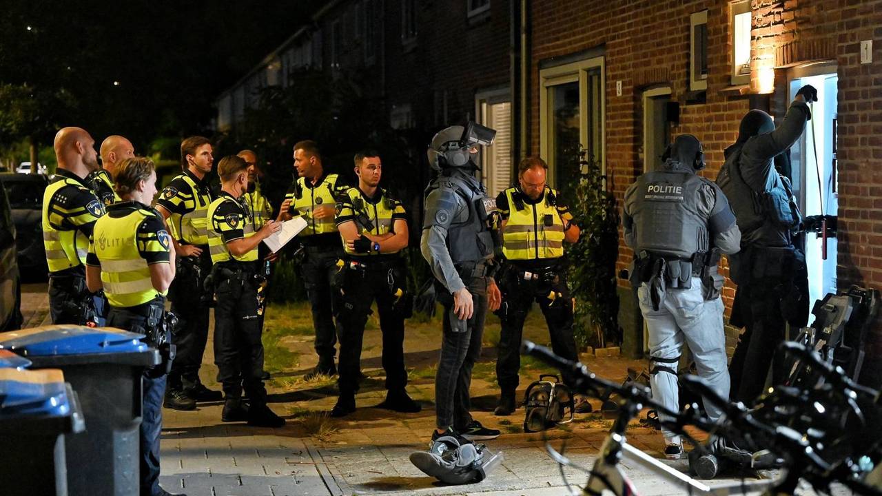 Zwaarbewapend arrestatieteam doet inval in huis Tilburg, verdachte opgepakt