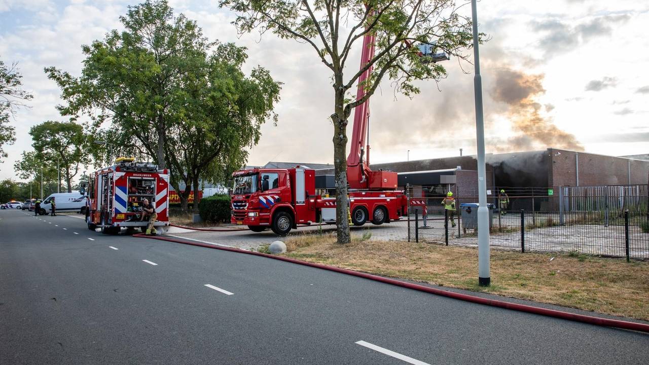 Brand in loods in Roosendaal, vlammen snel onder controle