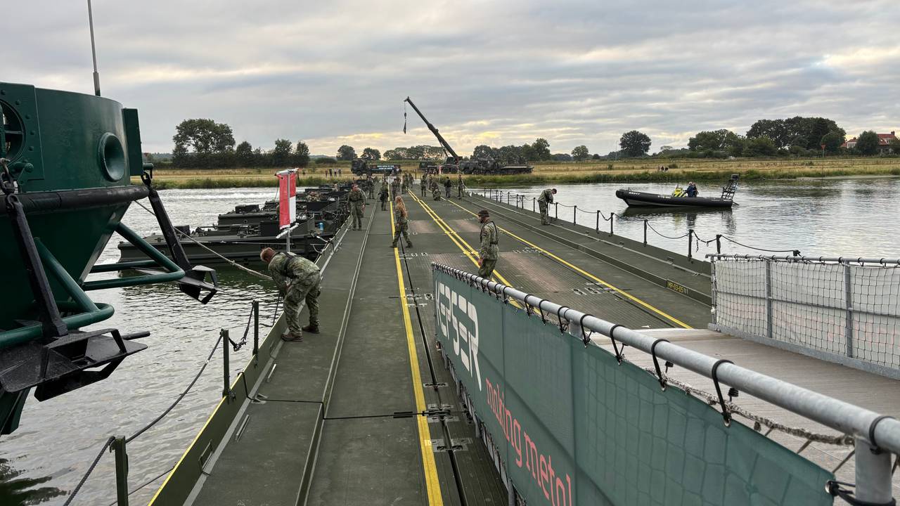 Militairen leggen de laatste hand aan de pontonbrug over de Maas bij Cuijk voor de Nijmeegse Vierdaagse.