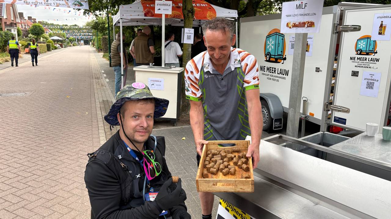 Dorian heeft de eerste frikandel van de dag op de Via Frikandella in Vianen (foto: Jasper Stads).