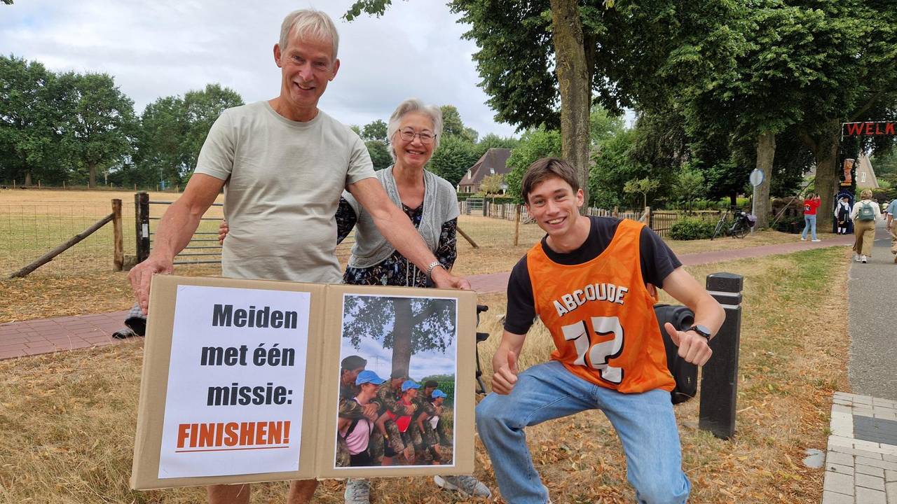 Jeffrey moedigt zijn vriendin aan tijdens de Nijmeegse Vierdaagse.