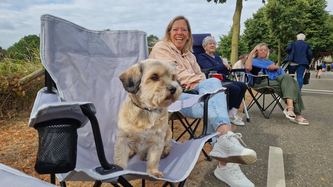Hondje Javi moedigt de Vierdaagse-deelnemers aan.