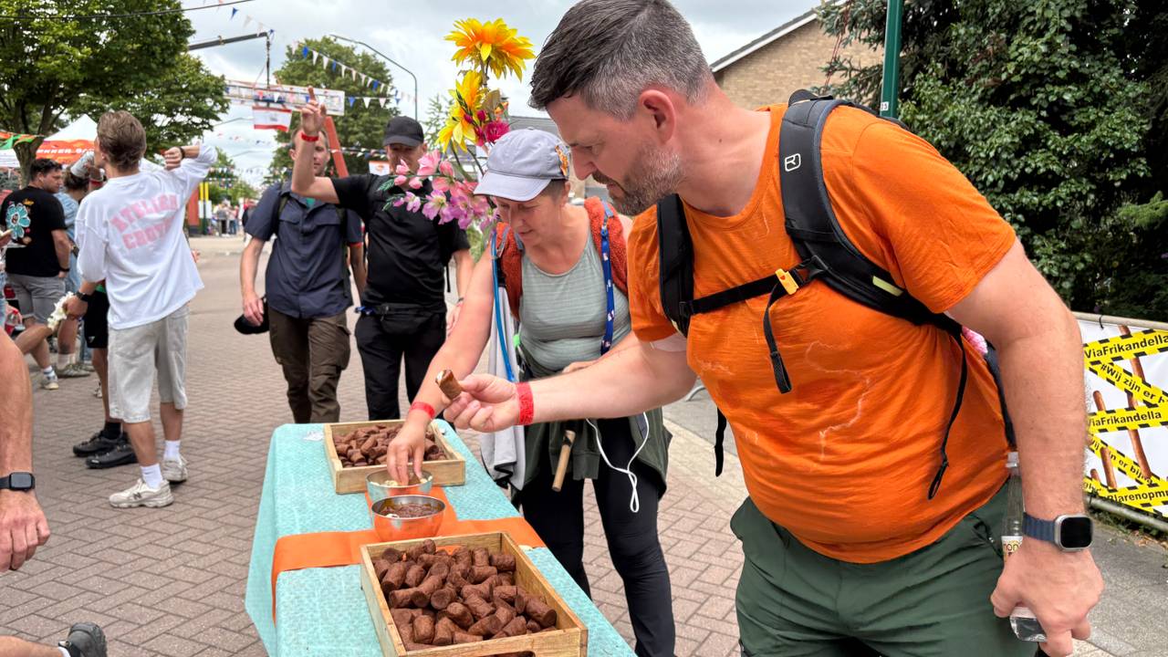 De frikandellen gaan er goed in op de Via Frikandella in Vianen.