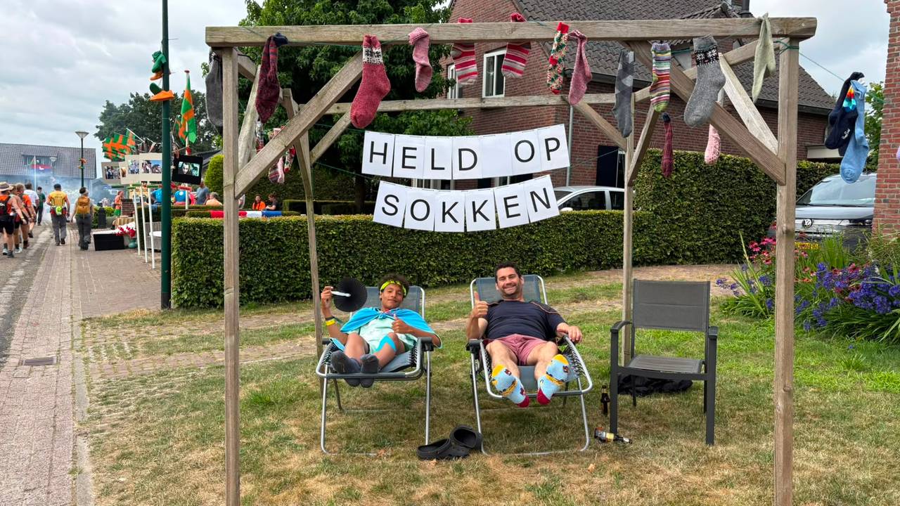 Superhelden... op sokken?! Ook deze mannen geven een eigen draai aan het Vierdaagse-thema van Linden.