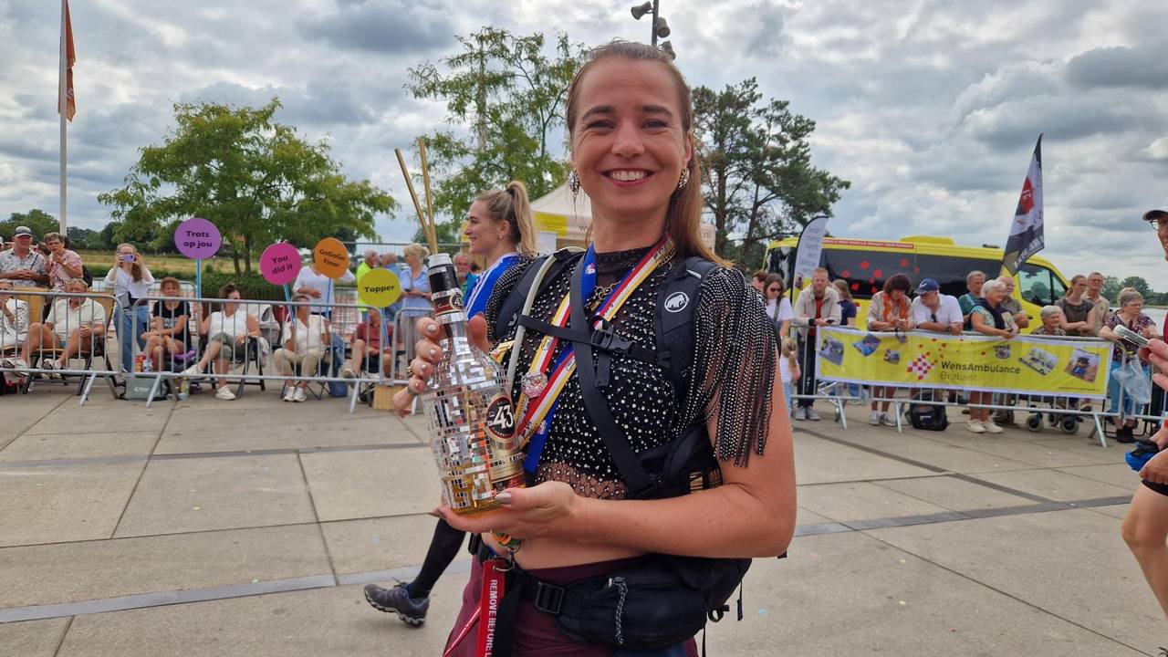 Charlotte geniet van Licor 43 op de laatste kilometers van de Vierdaagse.