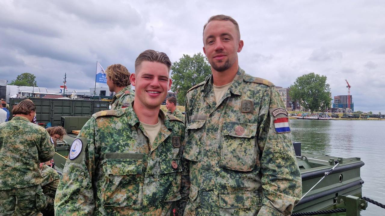 Militairen van het Regiment Genietroepen sloten in alle vroegte de pontonbrug over de Maas in Cuijk.