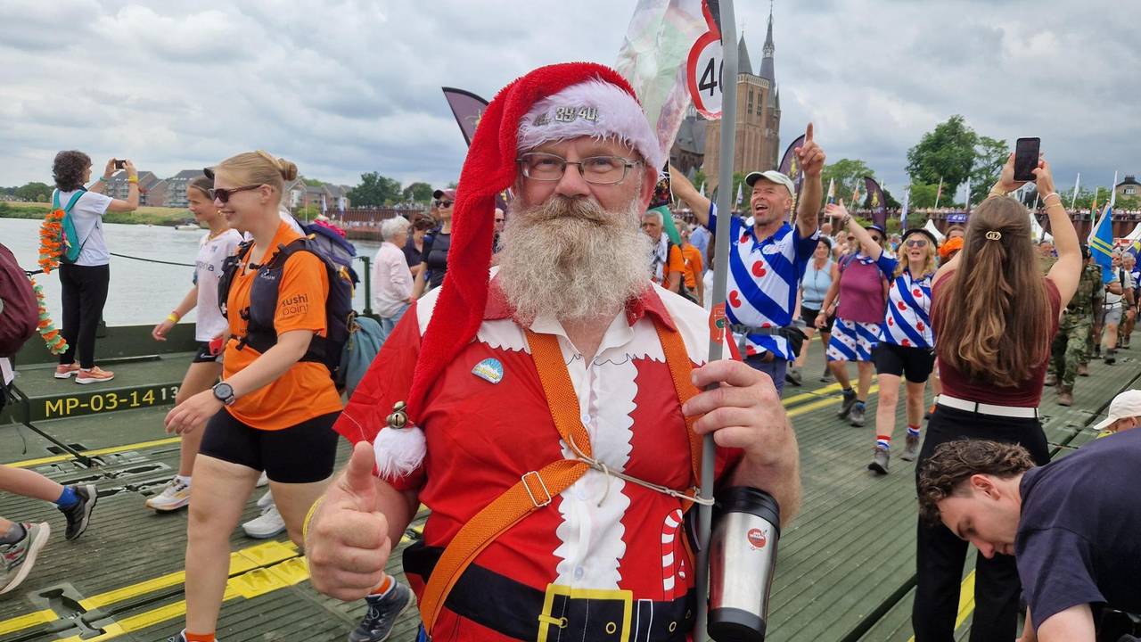 William eert zijn overleden moeder door mee te lopen als kerstman.