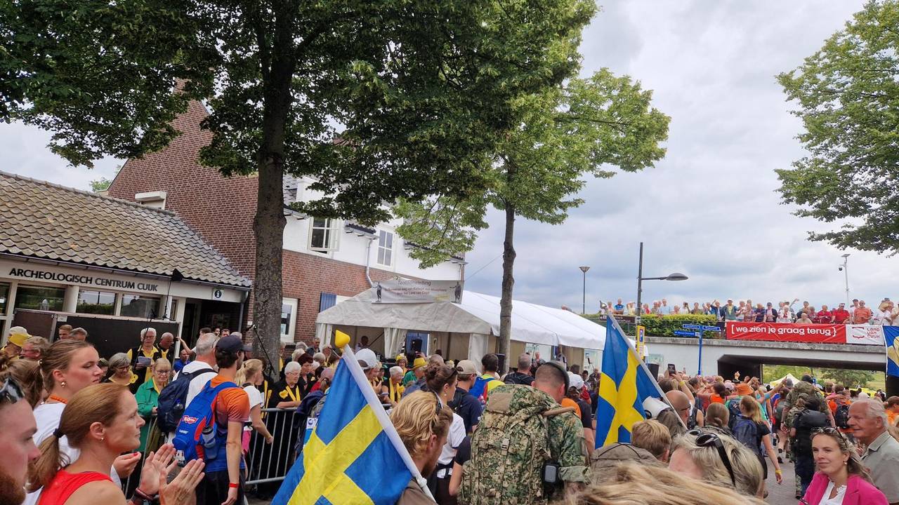 Zweedse militairen lopen mee met de Nijmeegse Vierdaagse.