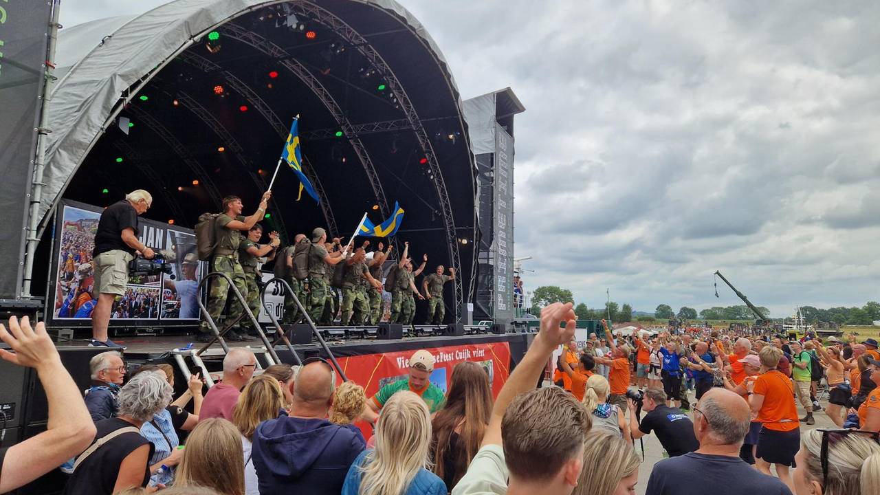 Zweedse militairen die de Vierdaagse lopen vieren feest op het podium in Cuijk.