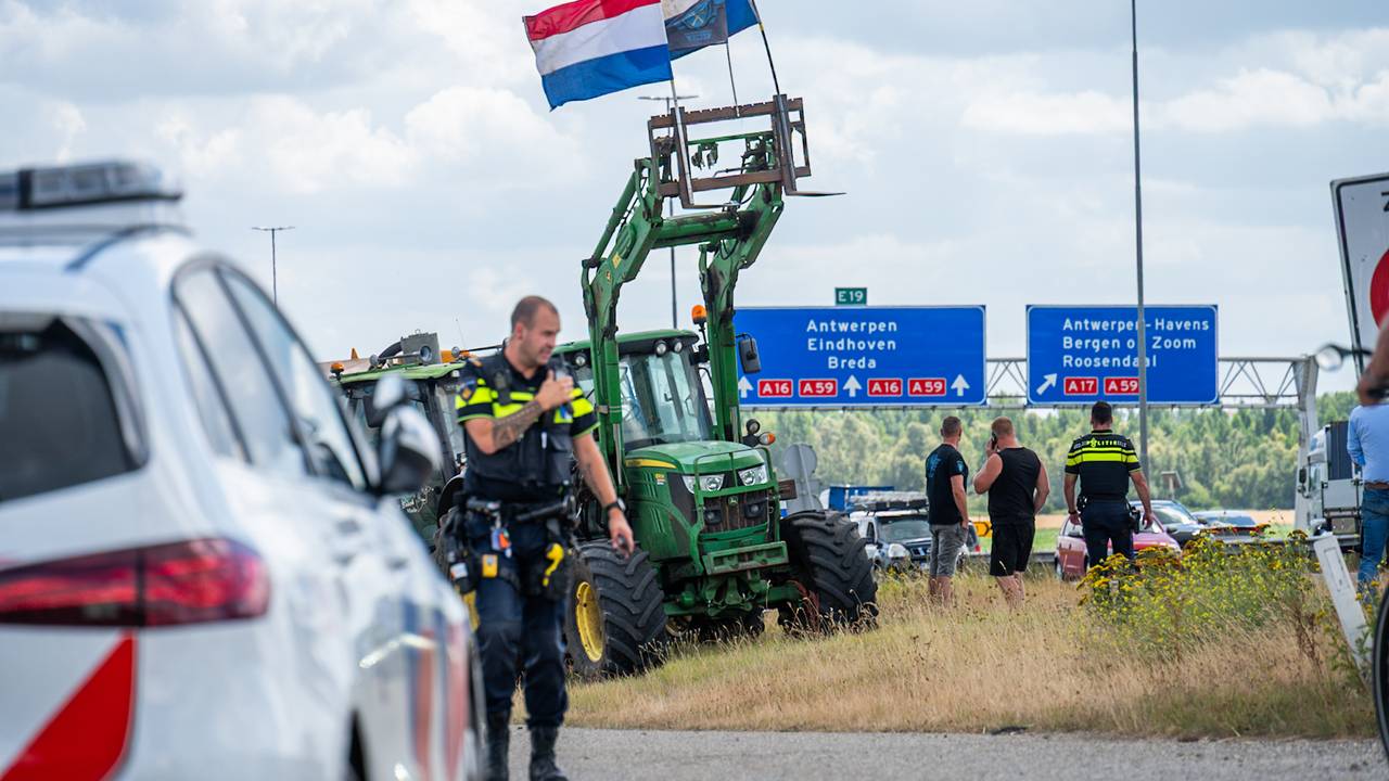 Boeren protesteren op A16 en A27 tegen stikstofplannen, tractoren langs weg