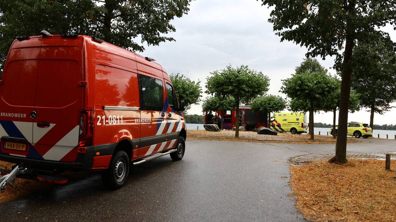 Brandweer haalt de man uit de Kraaijenbergse Plassen in Linden (foto: SK Media / Persbureau Heitink). 