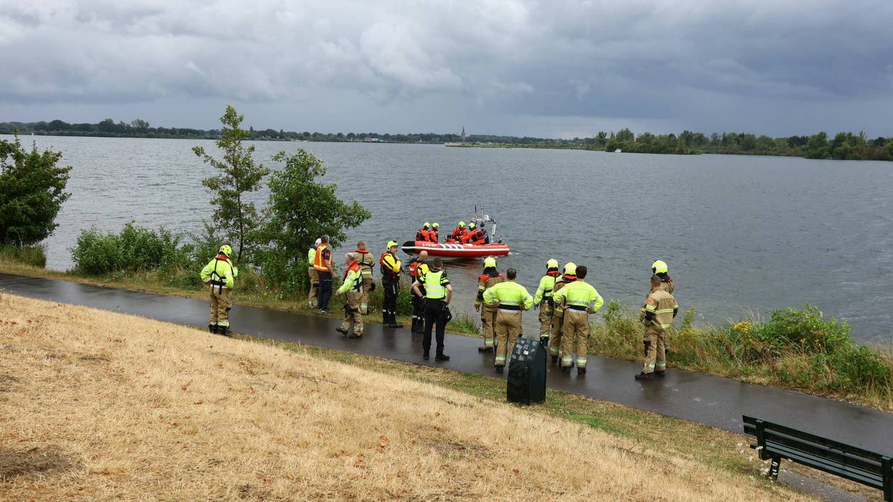 Brandweer haalt de man uit de Kraaijenbergse Plassen in Linden (foto: SK Media / Persbureau Heitink). 