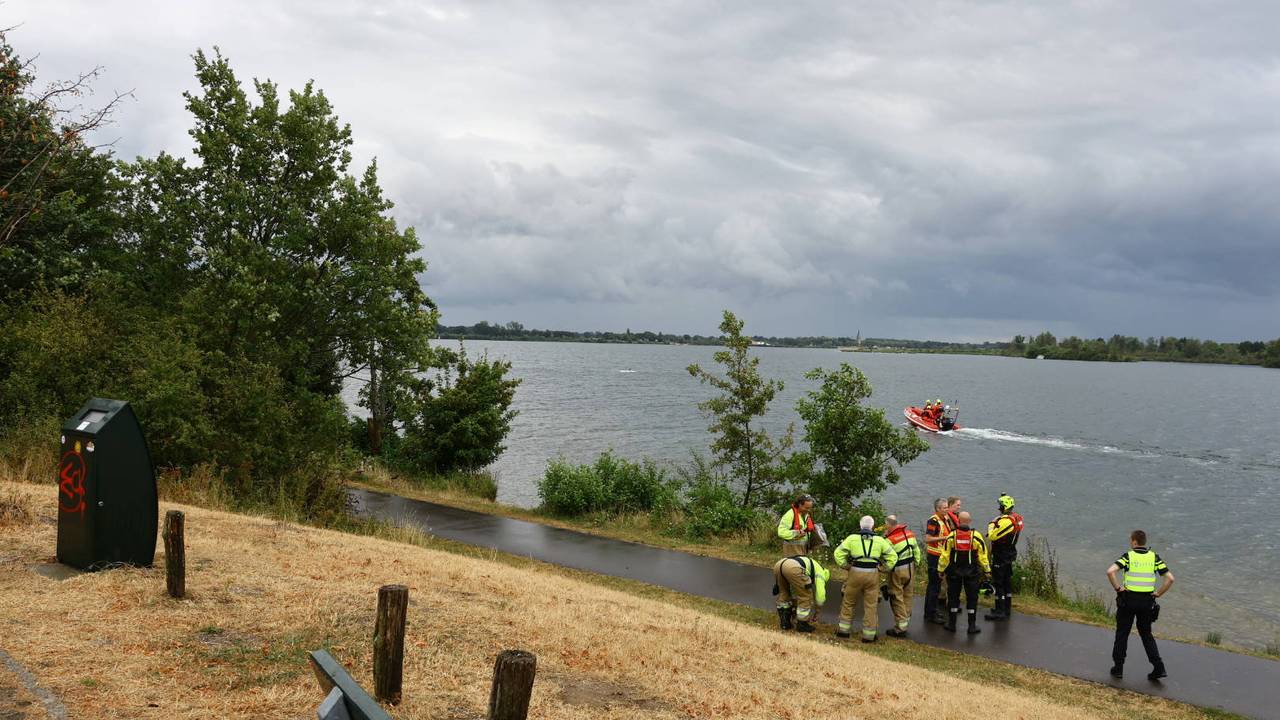 Brandweer haalt de man uit de Kraaijenbergse Plassen in Linden (foto: SK Media / Persbureau Heitink). 