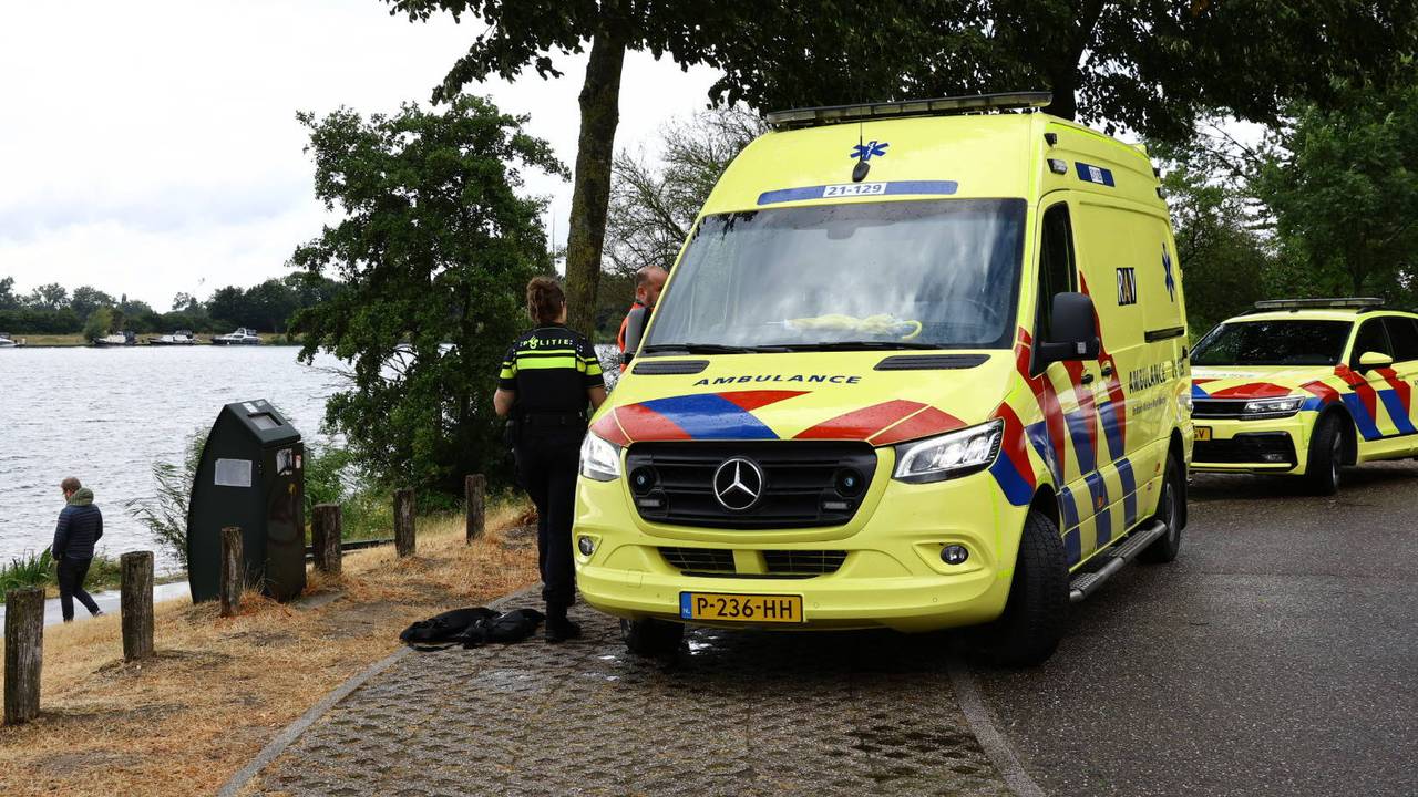 Brandweer haalt de man uit de Kraaijenbergse Plassen in Linden (foto: SK Media / Persbureau Heitink). 