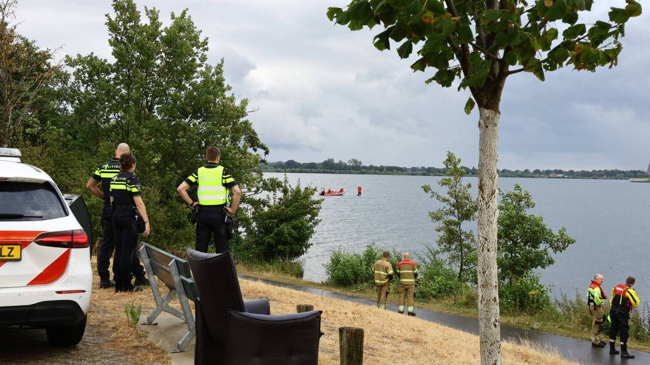 Brandweer haalt de man uit de Kraaijenbergse Plassen in Linden (foto: SK Media / Persbureau Heitink). 