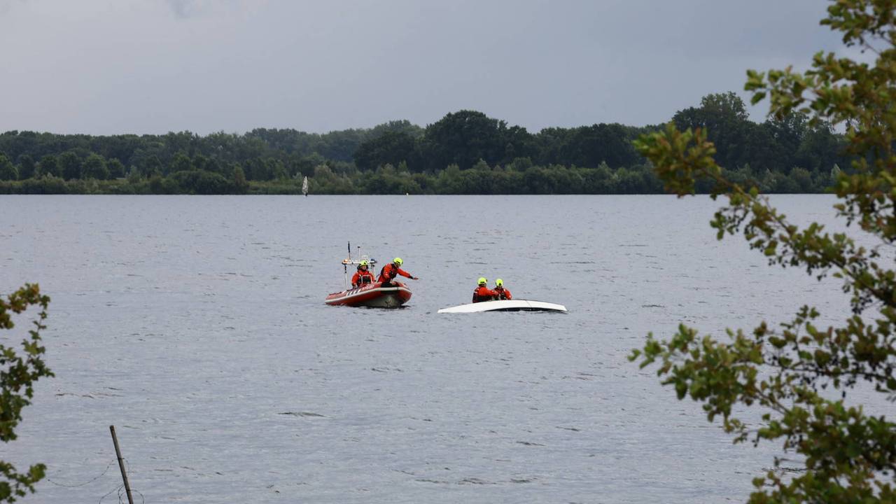 Brandweer haalt de man uit de Kraaijenbergse Plassen in Linden (foto: SK Media / Persbureau Heitink). 
