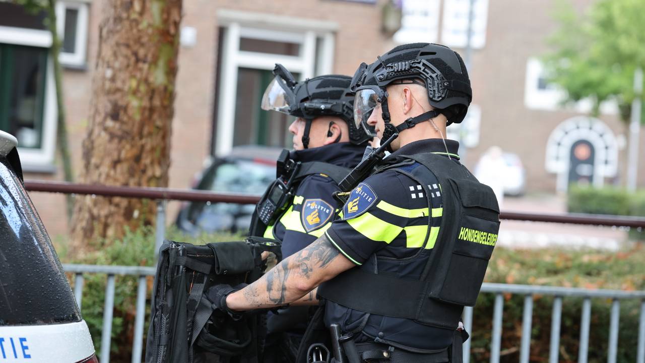 Agenten in de Kastanjestraat in Den Bosch na mogelijke schoten (foto: Bart Meesters / Persbureau Heitink). 