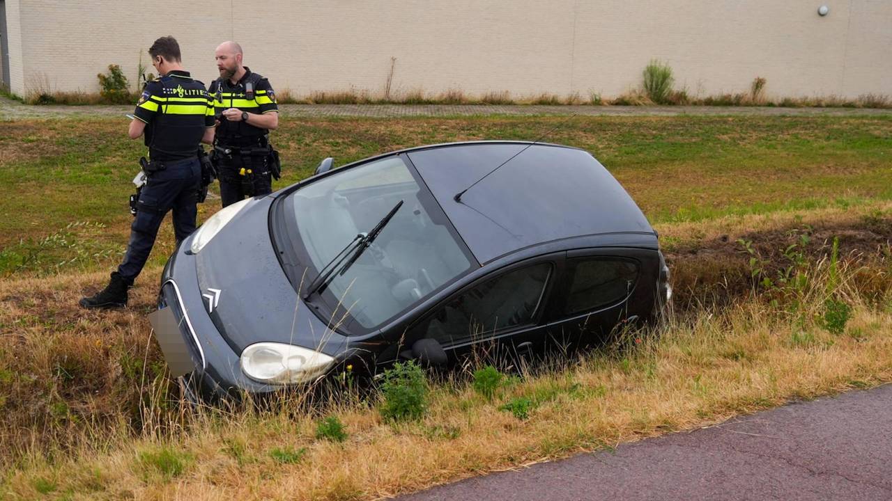 Automobilist rijdt onder invloed van drugs en belandt in sloot Beek en Donk