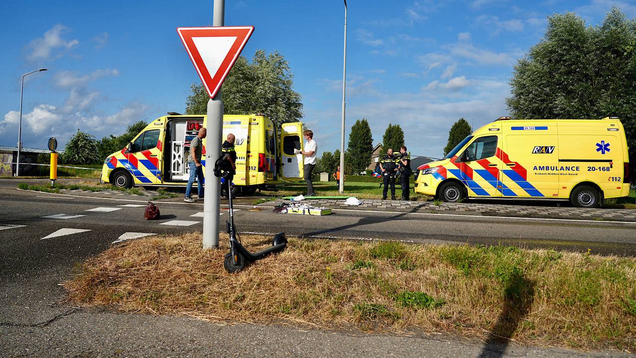 Man raakt zwaargewond na val van elektrische step op beruchte weg in Made (foto: Jeroen Stuve / Persbureau Heitink). 