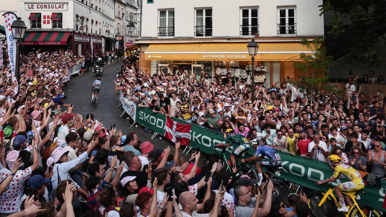 Mathieu van der Poel boekt in slotetappe op Champs-Élysées tweede ritzege (foto: ANP).