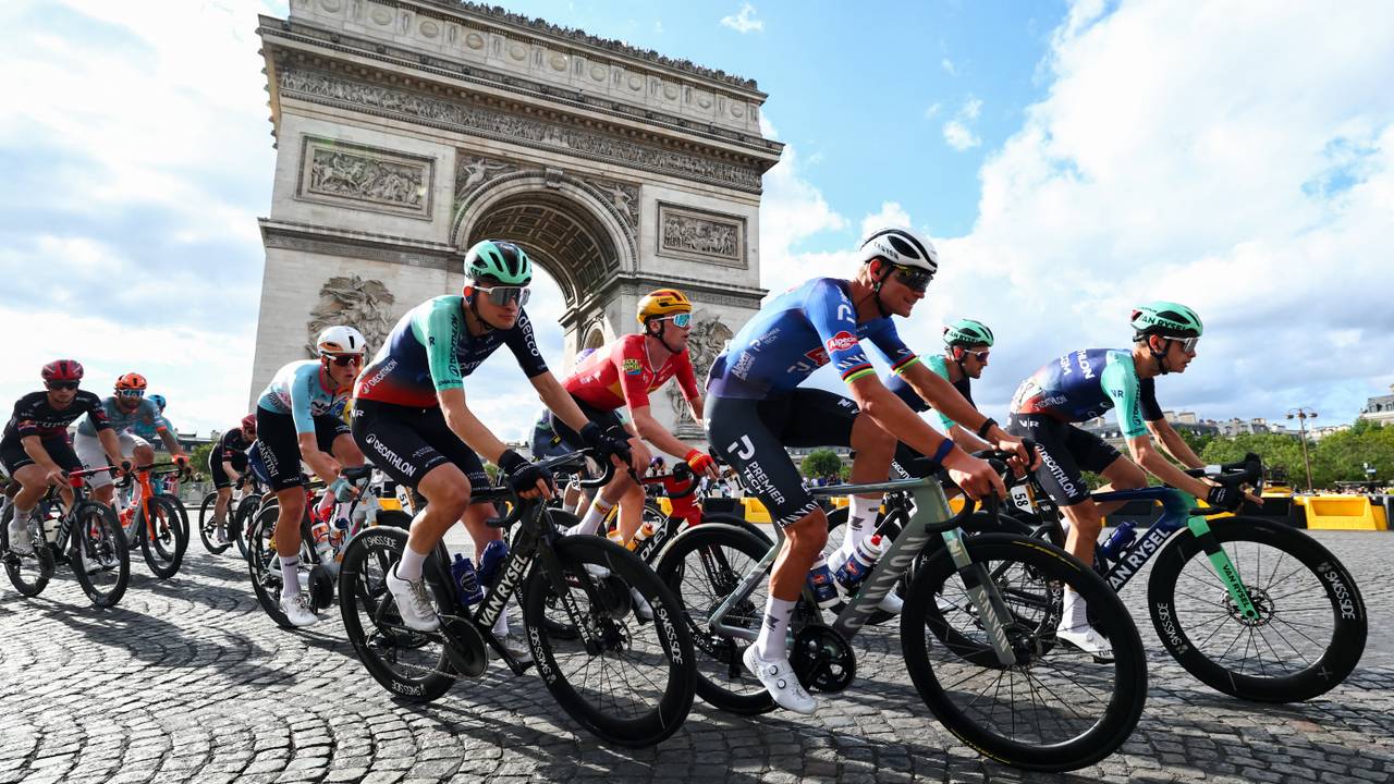 Mathieu van der Poel boekt in slotetappe op Champs-Élysées tweede ritzege (foto: ANP).