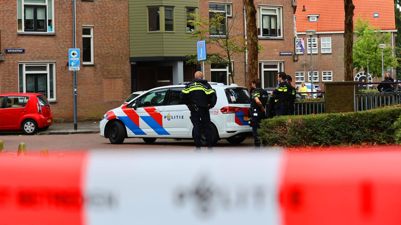 Politie valt huis binnen na mogelijke schoten in Den Bosch (foto: Bart Meesters / Persbureau Heitink). 