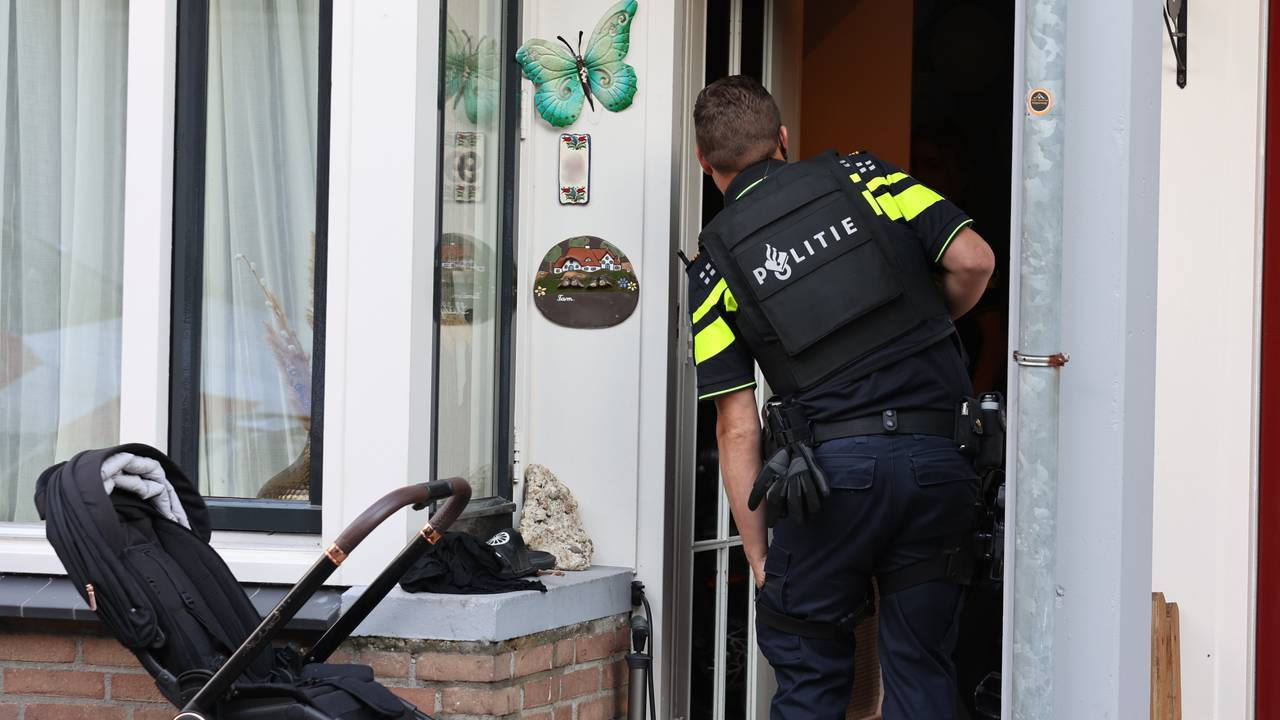 Politie valt huis binnen na mogelijke schoten in Den Bosch (foto: Bart Meesters / Persbureau Heitink). 