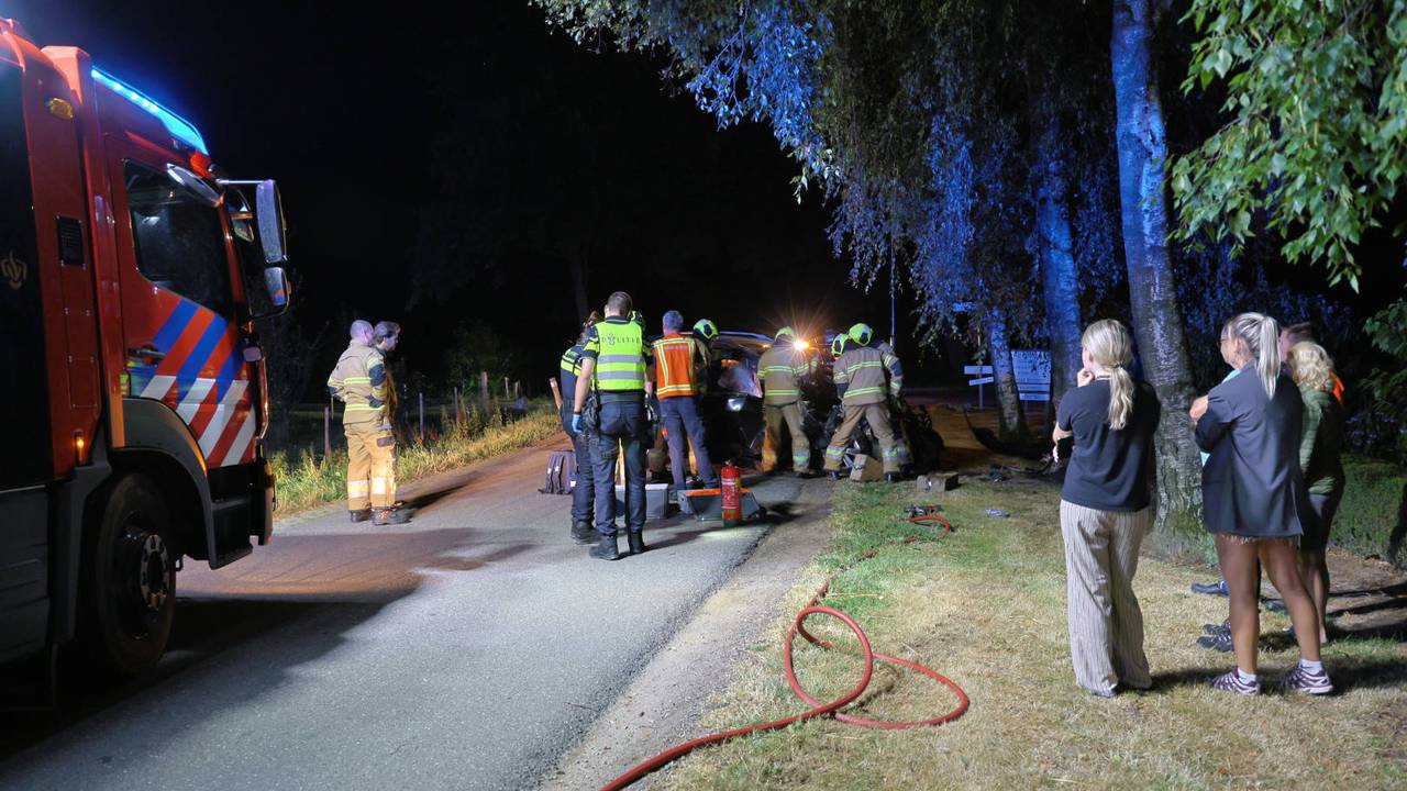 De bijrijder werd door de hulpverleners uit de gecrashte auto gehaald (foto: SK-Media/Persbureau Heitink).