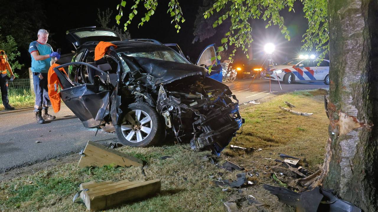 De auto botste op een boom naast de weg in Beugen (foto: SK-Media/Persbureau Heitink).