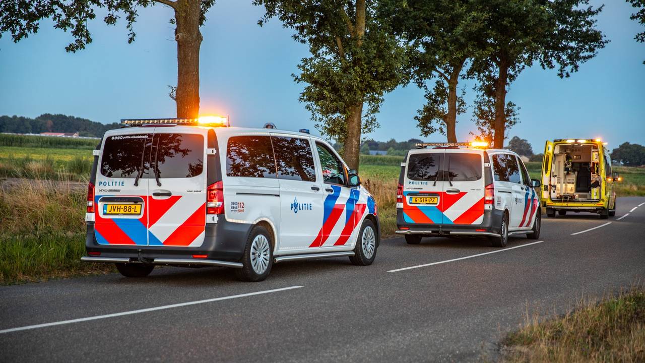 Motorrijder raakt gewond bij botsing tegen een boom in Wouw