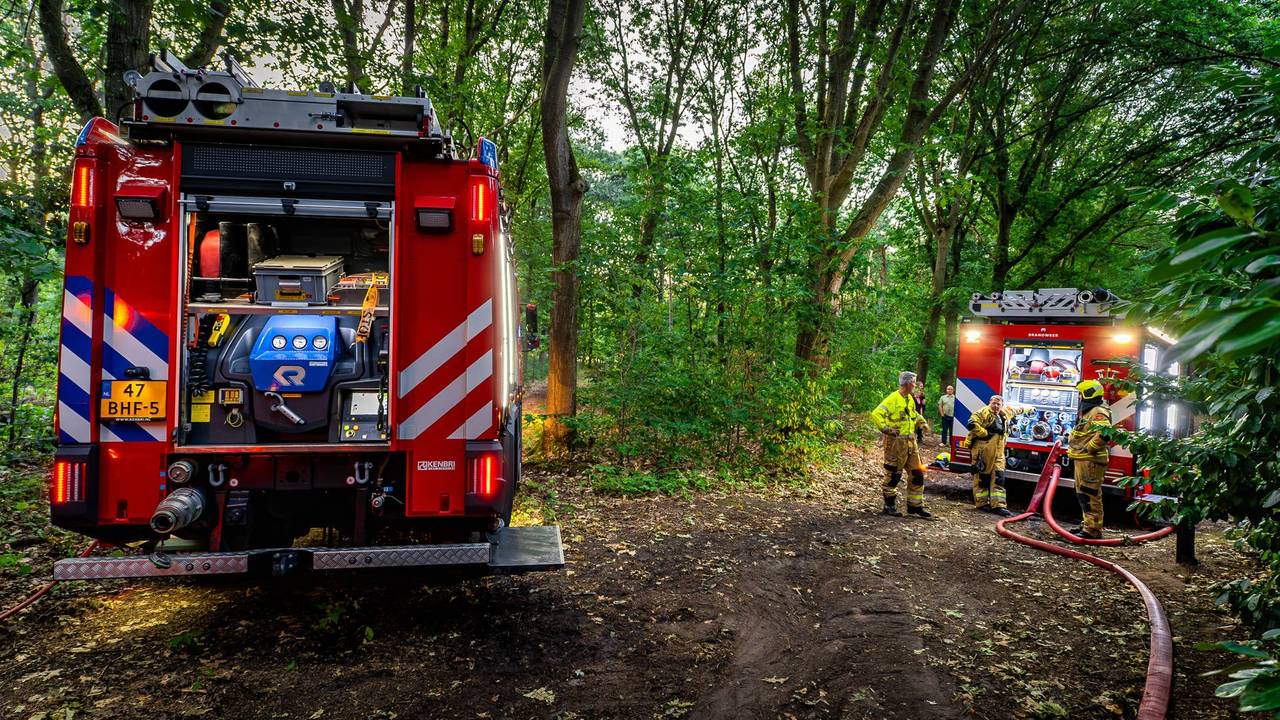 Schuur brand uit in Gassel (foto: Lucas Lammers / Persbureau Heitink).