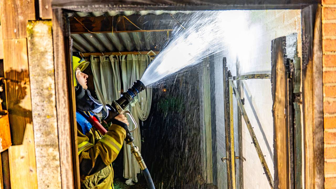 Overkapping vliegt in brand, mogelijk kortsluiting in kerstlampjes