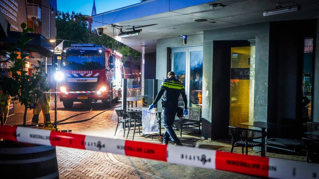 Er is schade aan het plafond van het Italiaanse restaurant door de klap. (Foto: Persbureau Heitink.)