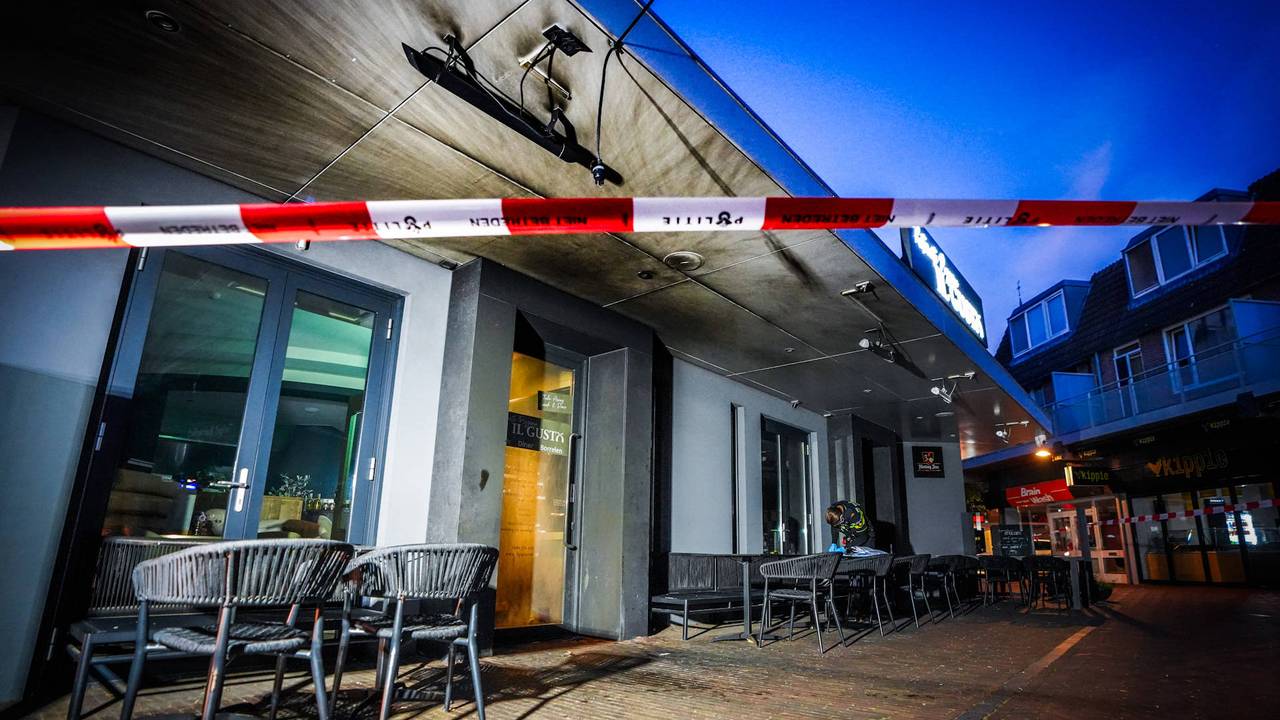 Er is schade aan het plafond van het Italiaanse restaurant door de klap. (Foto: Persbureau Heitink.)