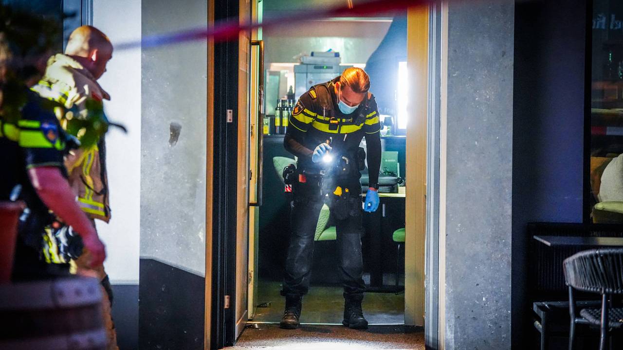 De politie doet onderzoek bij de plek van de explosie. (Foto: Persbureau Heitink.)