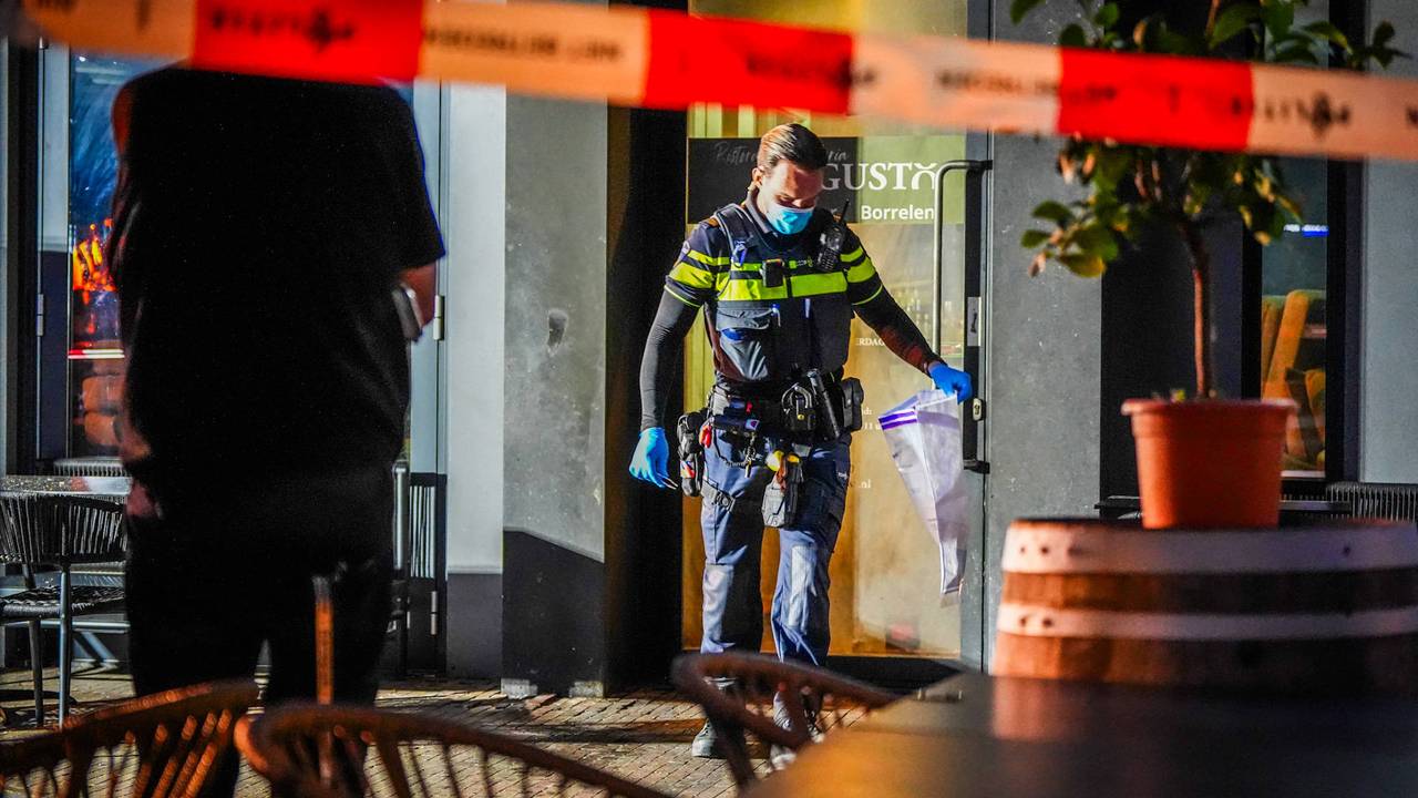 De politie verzamelt bewijs en overgebleven stukken van de vuurwerkbom. (Foto: Persbureau Heitink.)