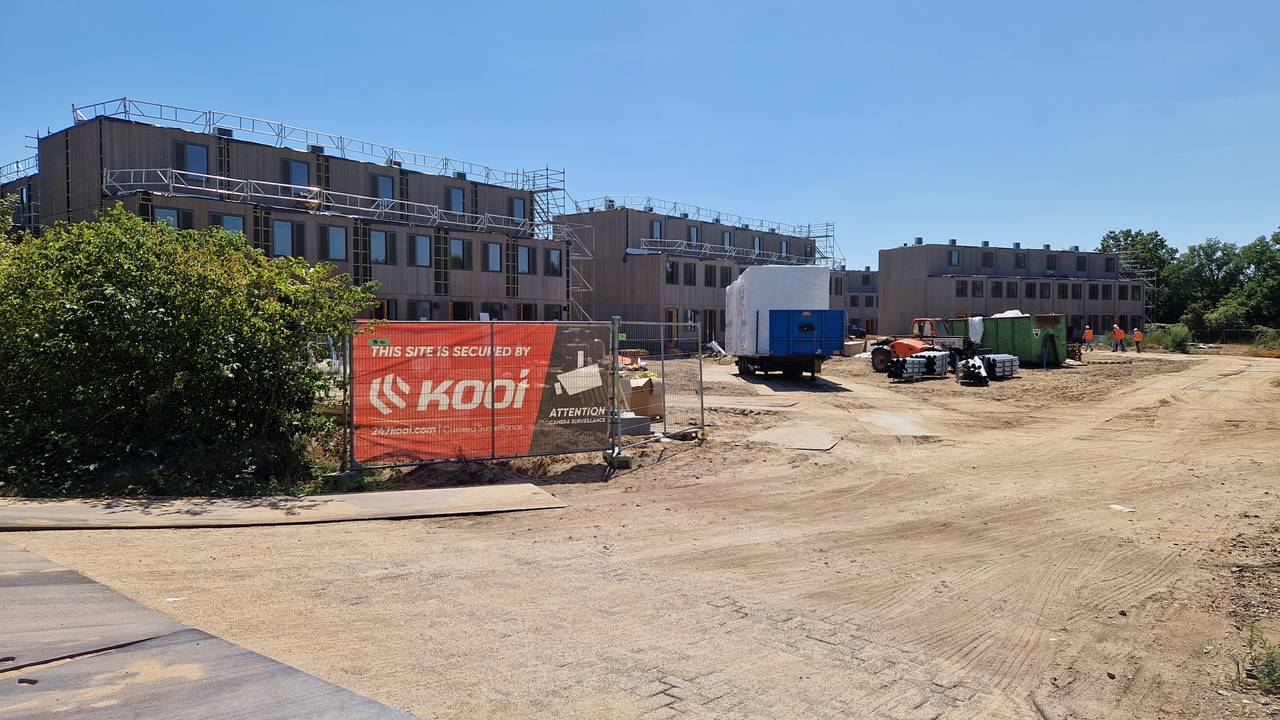 De werkzaamheden voor het nieuwe azc aan de Boekelsedijk in Uden zijn in volle gang (foto: Tom Berkers).
